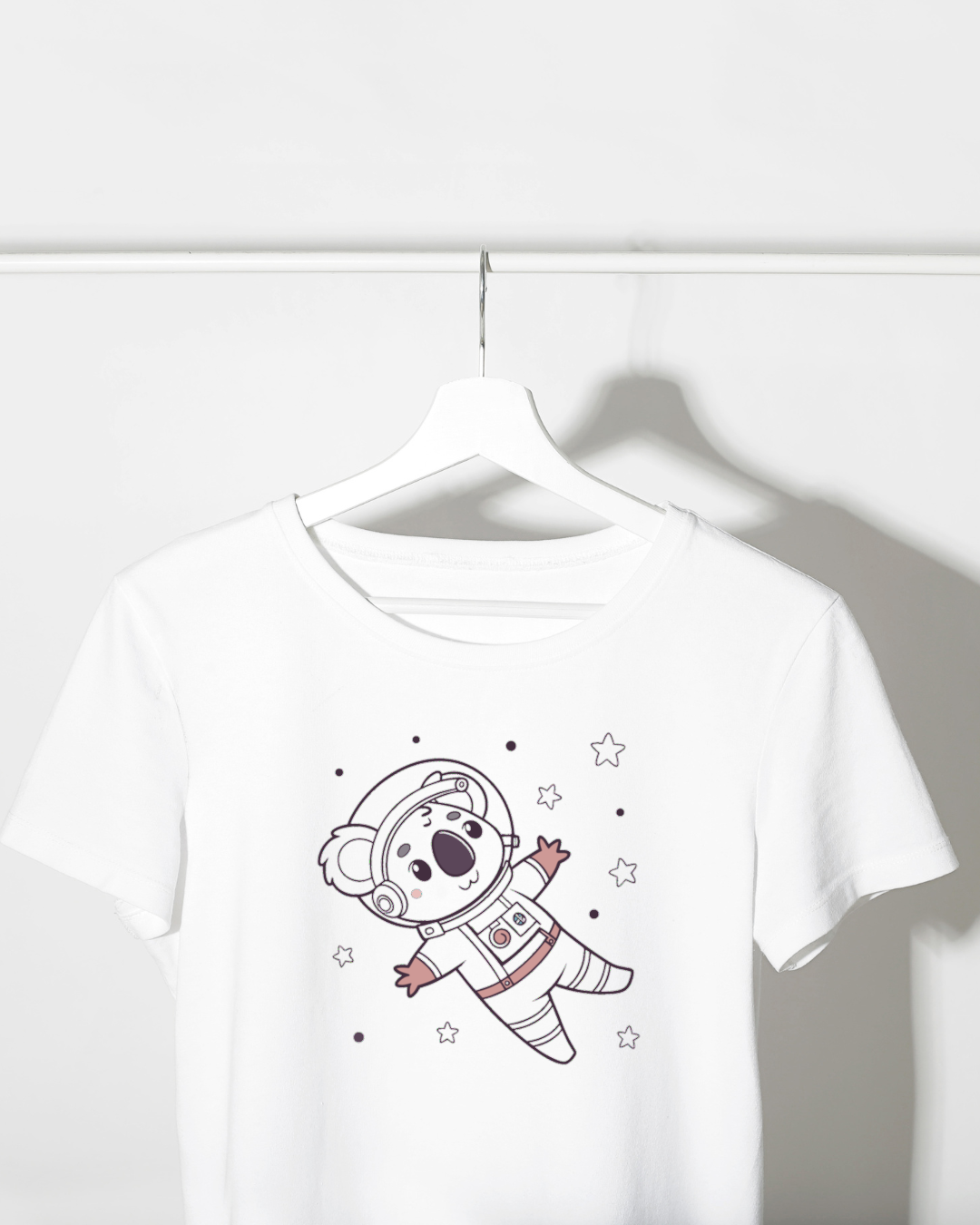 T-shirt décoré d'un koala astronaute heureux dans des tons pastel pour les aventuriers
