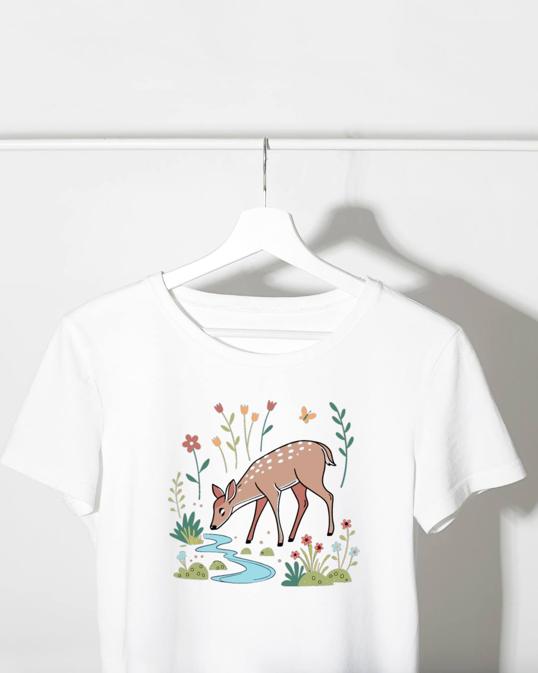 T-shirt avec faon buvant curieux en style pastel sur fond nature