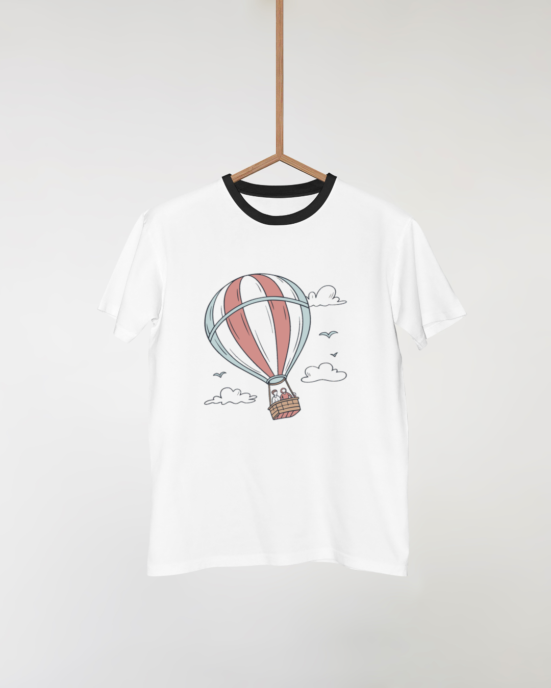 T-shirt avec montgolfière minimaliste flottant dans un ciel d'aventure aérienne