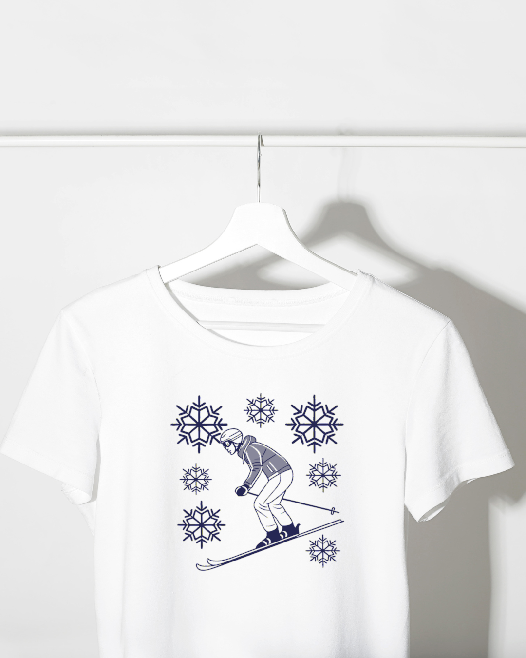 T-shirt imprimé avec un skieur dynamique en style vectoriel artistique thème hiver