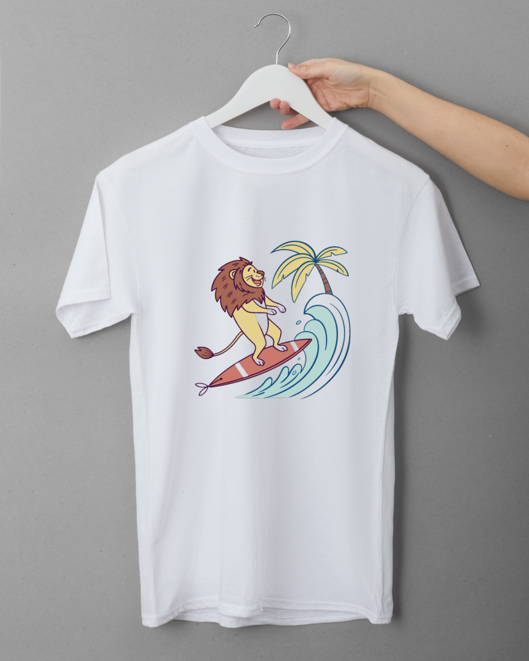 T-shirt coloré avec lion surfeur enjoué dans un style doodle vibrant et tropical