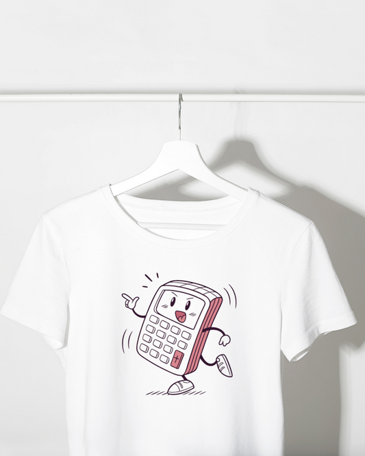 T-shirt avec icône ludique de calculatrice enjouée sur fond scolaire coloré