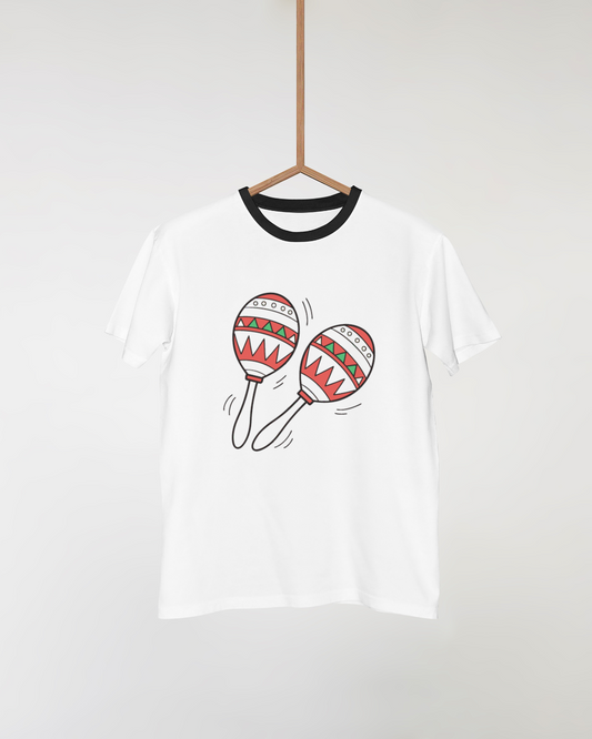 T-shirt orné de maracas colorées dans un style flat élément musical vibrant