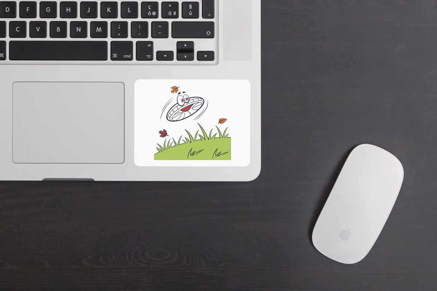 Sticker avec frisbee souriant en vol dans un style doodle pour une aventure ludique