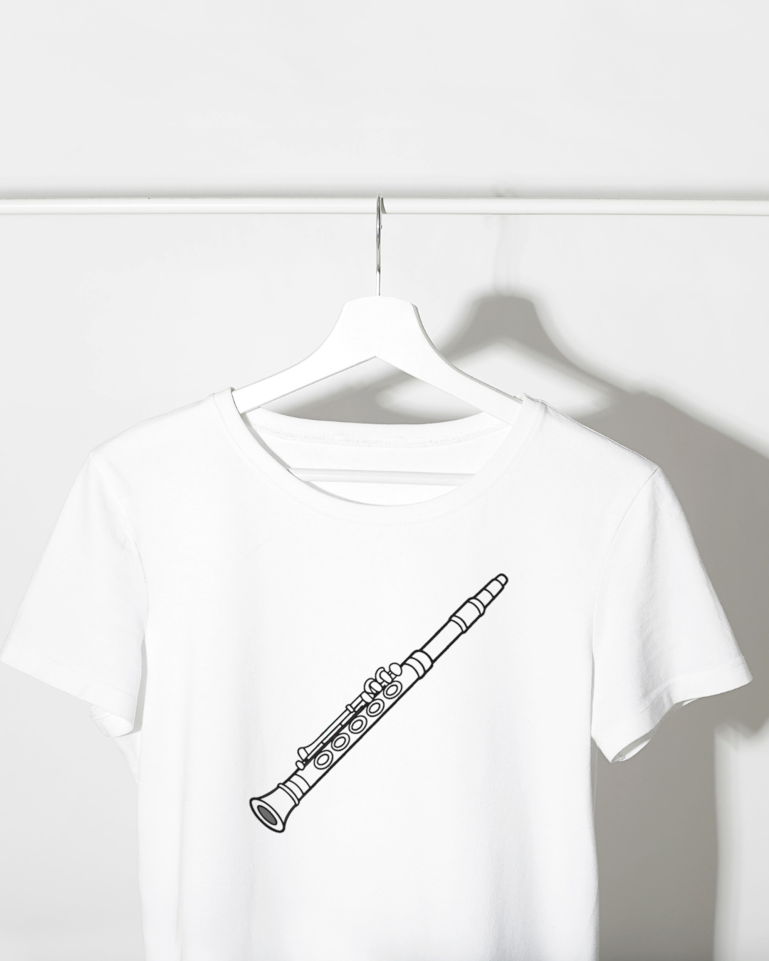 T-shirt raffiné avec motif clarinette élégante pour amateurs de musique