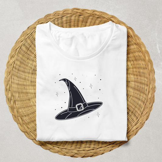 T-shirt avec chapeau de sorcière monochrome sur fond Halloween