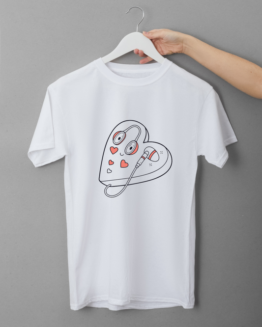 T-shirt moderne orné d'un cœur audacieux en style vectoriel avec écouteurs