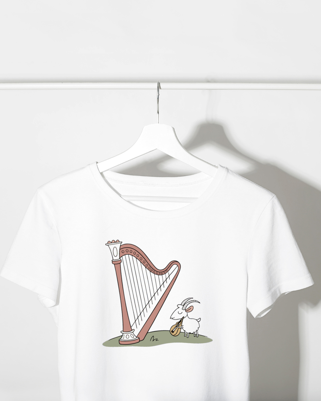 T-shirt avec une chèvre adorable jouant de la harpe dans un style numérique élégant