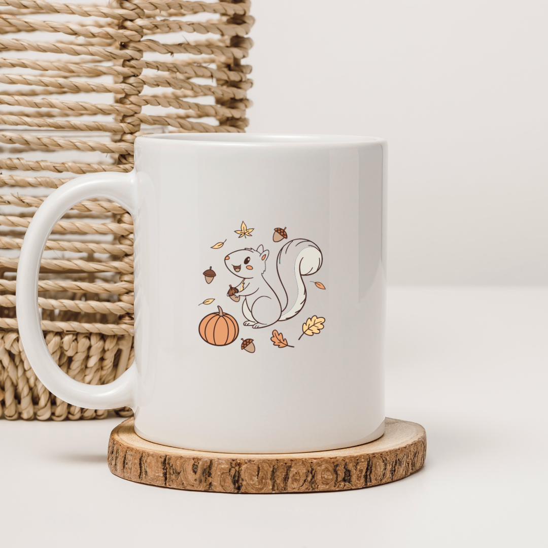 Mug en impression pastel avec écureuil joyeux au motif automnal sur fond discret