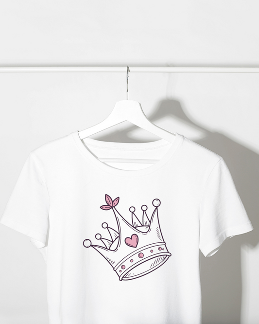 Design kawaii pour t-shirts avec couronne et motifs enchanteurs.
