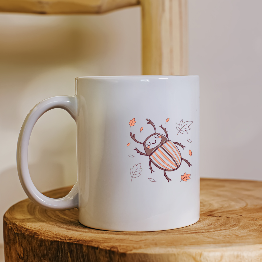 Mug avec motif scarabée paisible au style kawaii automnal et feuilles colorées