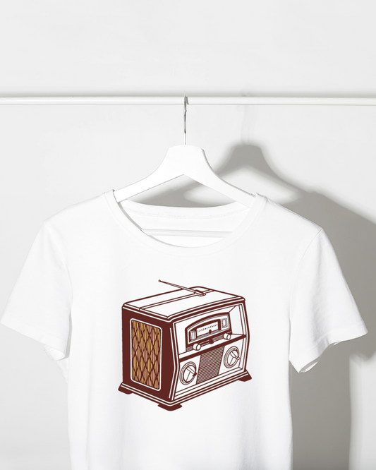 Visuel sur t-shirt montrant une radio rétro, parfait pour mode rétro.