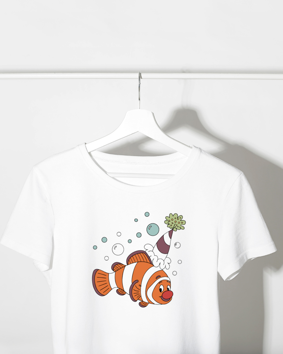 T-shirt décoré d'un poisson clown festif style cartoon sur fond marine