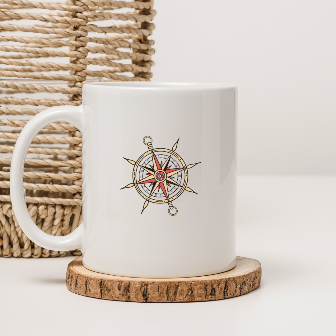 Mug avec un design de boussole vintage évoquant l'évasion nautique