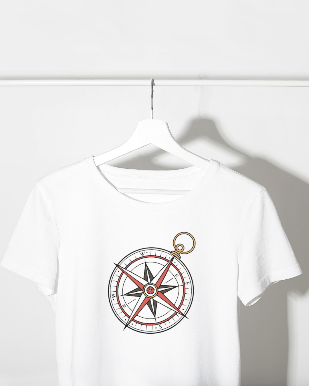 T-shirt blanc avec motif boussole pour passionnés d'aventure et de style nautique