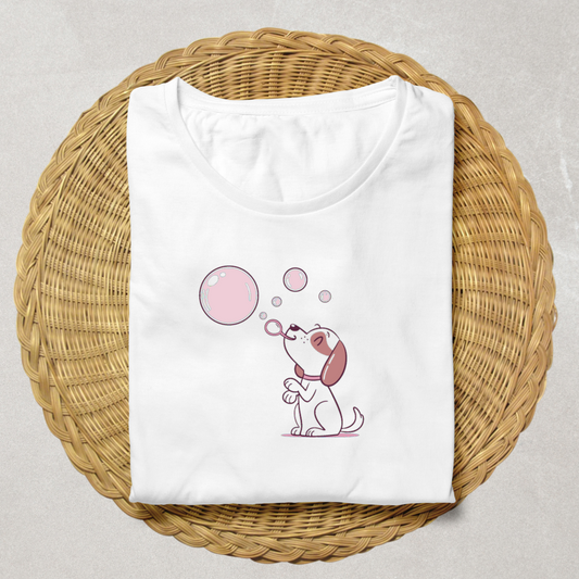T-shirt avec un chien joueur soufflant des bulles dans un style pastel et cute