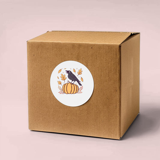Sticker avec un corbeau chantant sur une citrouille dans un style bohème automnal