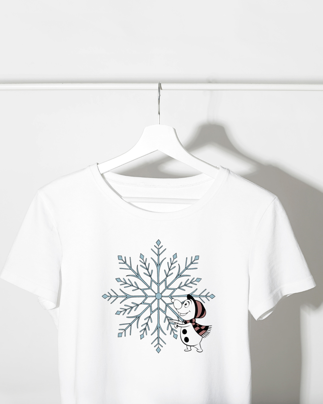 T-shirt festif avec bonhomme de neige joyeux et flocon pour un hiver magique
