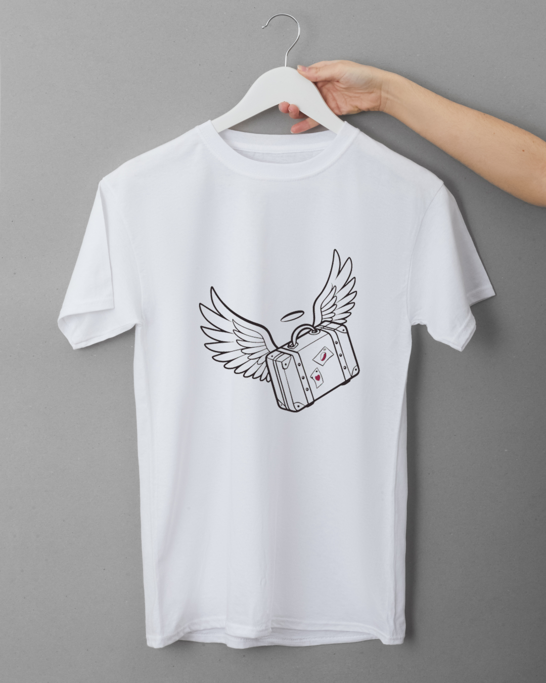 T-shirt blanc avec icône décorative de valise ailée en vol pour une aventure céleste