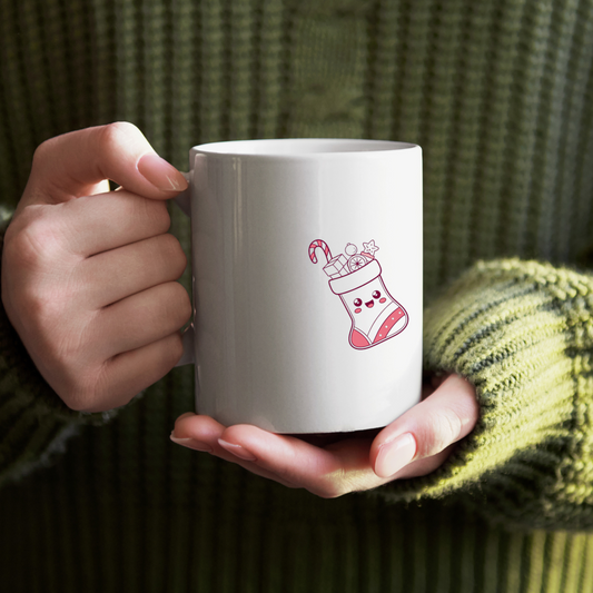 Mug festif avec chaussette de Noël pastel décorant une scène hivernale joyeuse