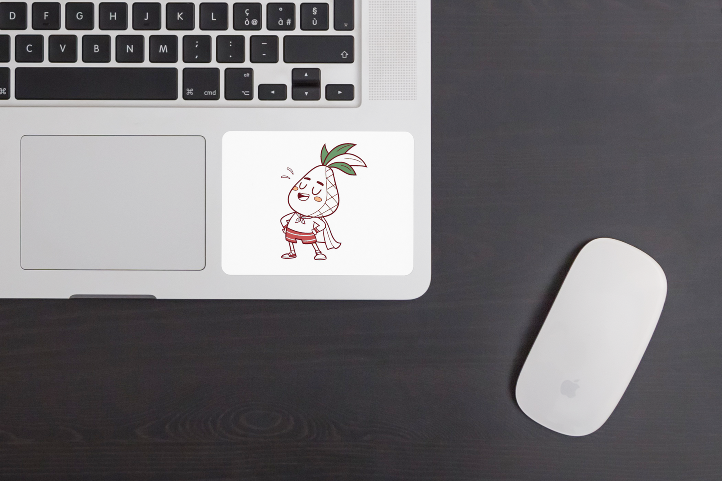 Sticker vibrant montrant un ananas héroïque en style vectoriel sur fond d'aventure fruitée