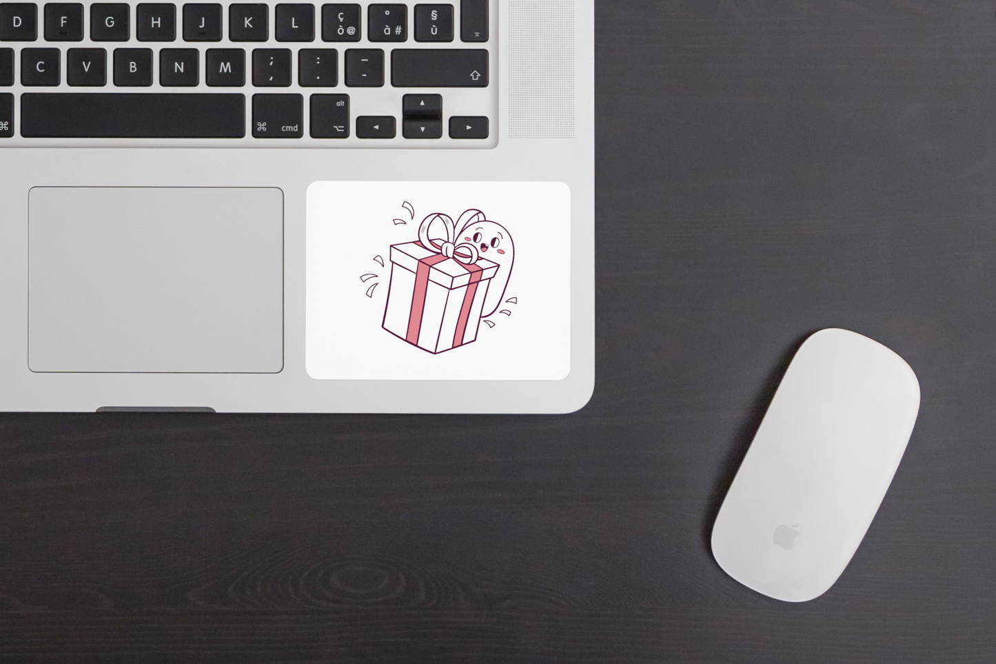 Sticker festif avec un fantôme joyeux tenant un cadeau, design kawaii coloré