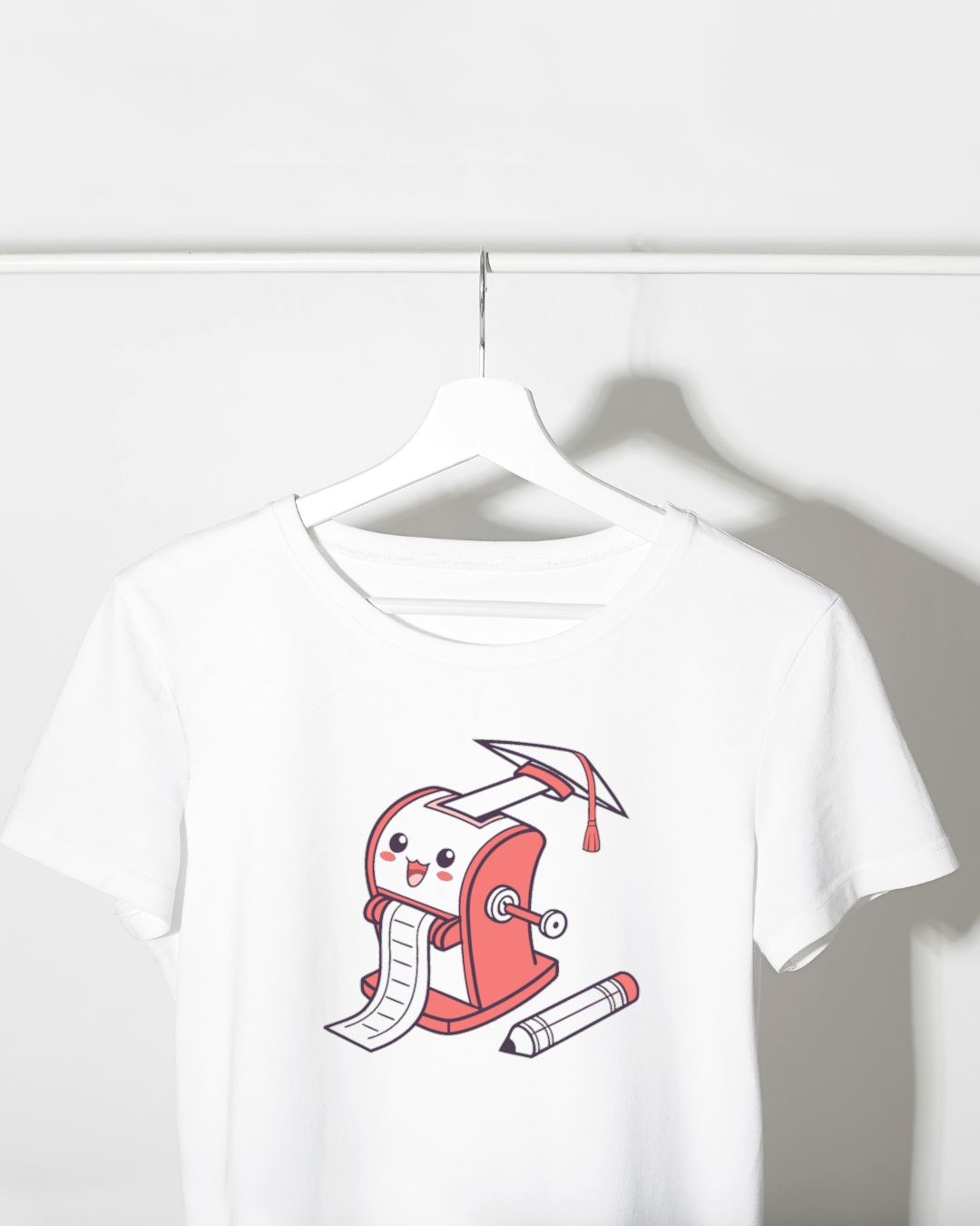 T-shirt amusant avec un taille-crayon souriant ludique et design kawaii