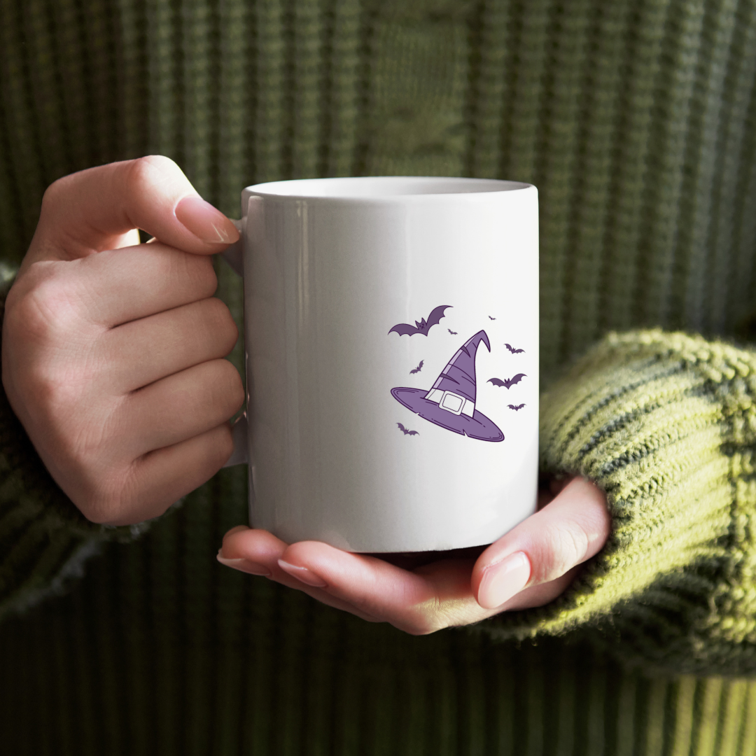 Mug avec un chapeau de sorcière doodle pour Halloween sur fond blanc
