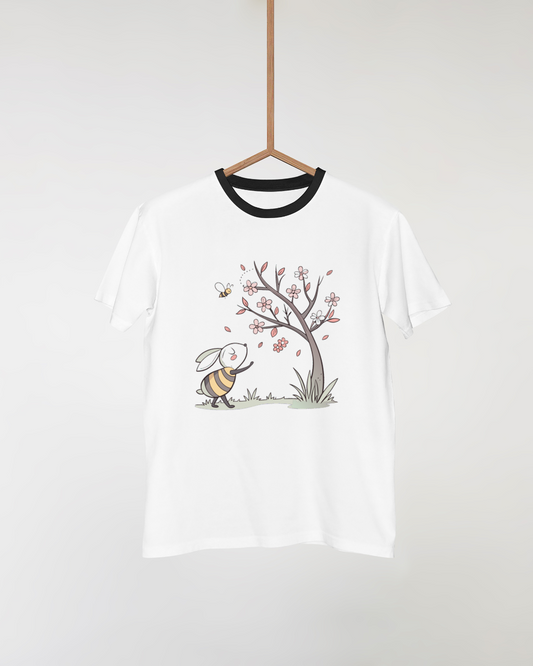 T-shirt pastel avec un lapin sous un arbre en fleurs évoquant le printemps