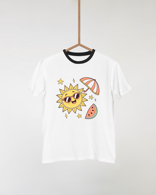 T-shirt estival avec design soleil joyeux sous parasol ambiance ludique