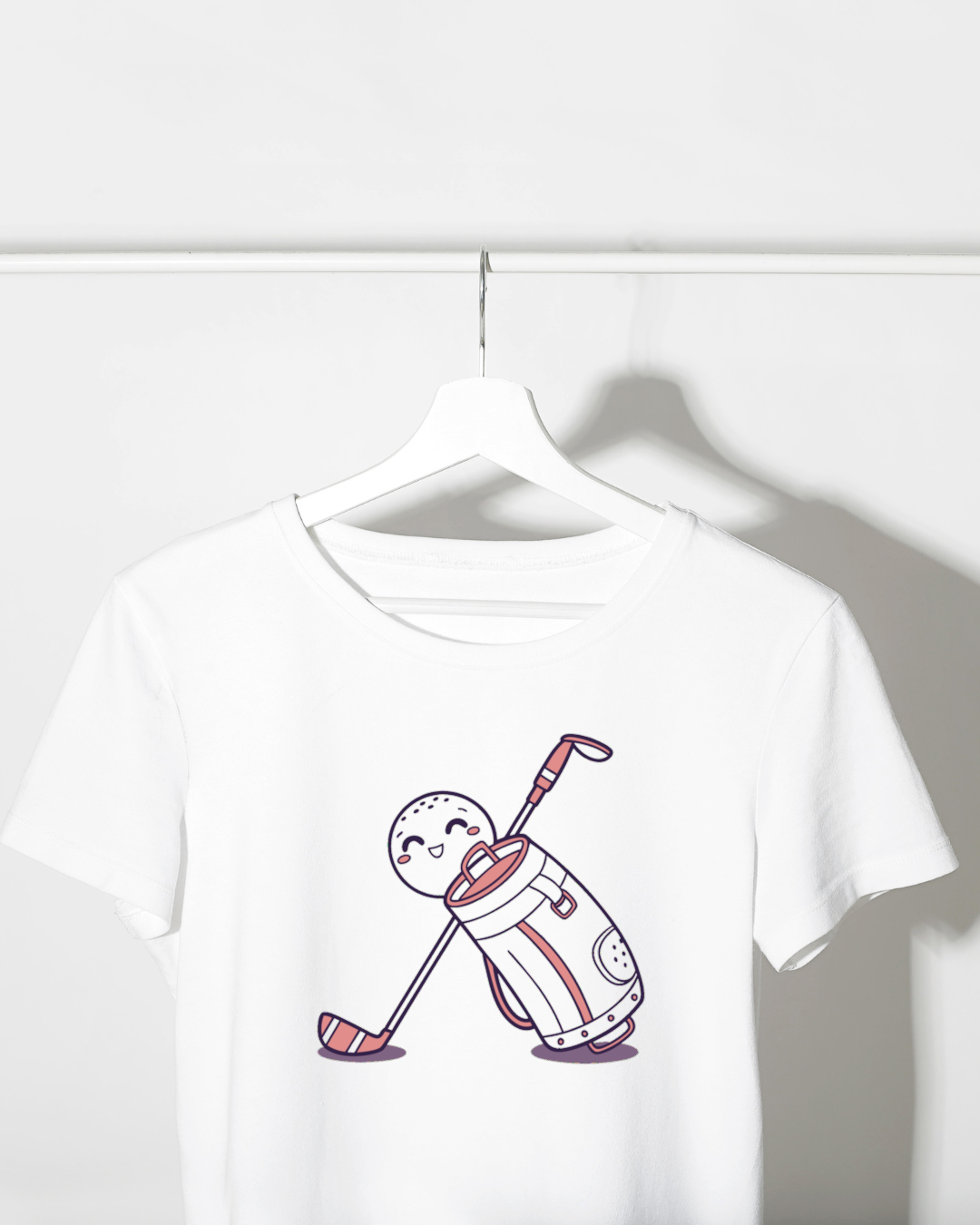 T-shirt présentant une balle de golf joyeuse au design pastel et drôle