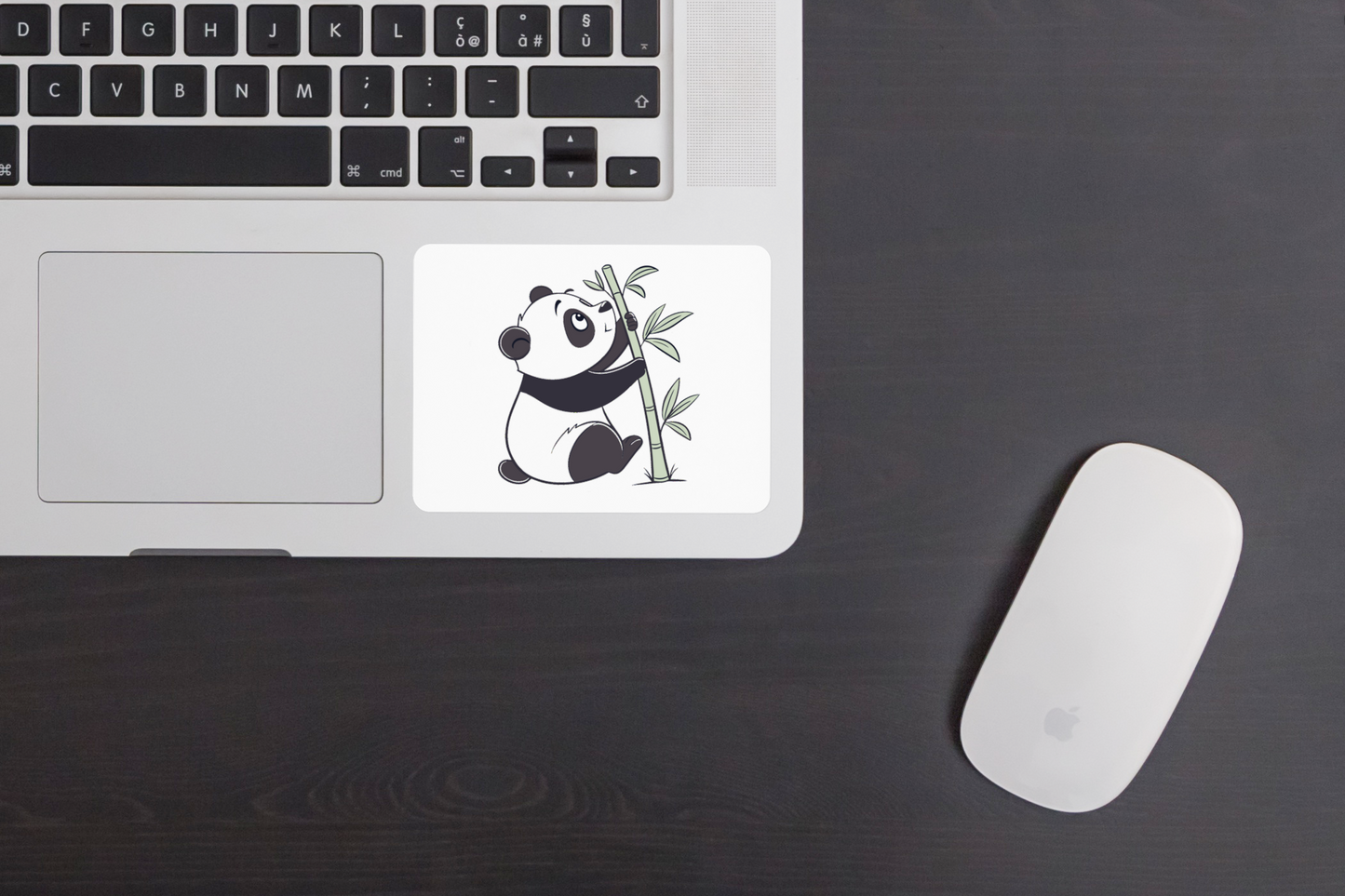 Sticker décoratif avec panda cartoon grimpant dans un style nature amusant