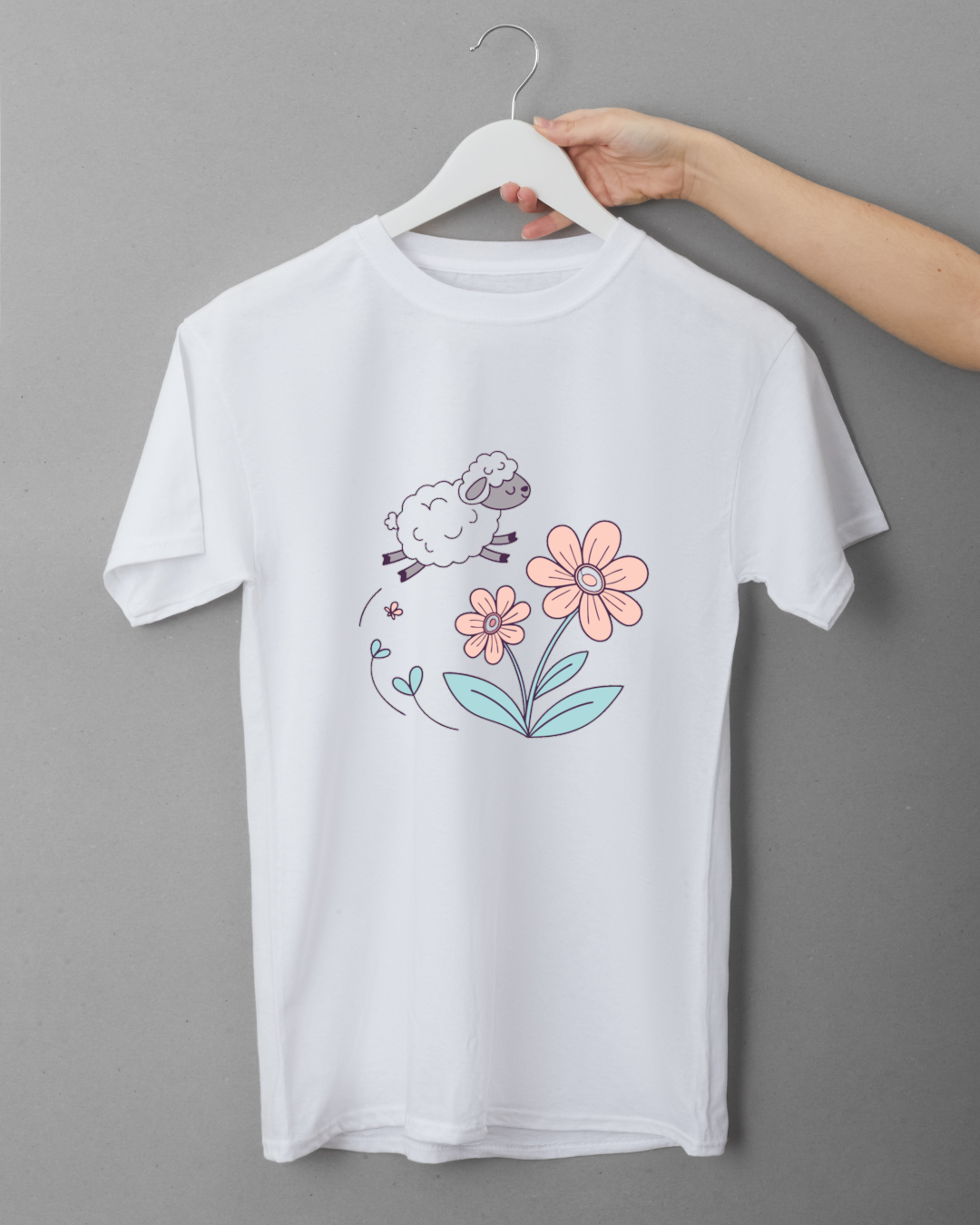 T-shirt décoré avec mouton sautillant et fleurs pastel pour ambiance printanière