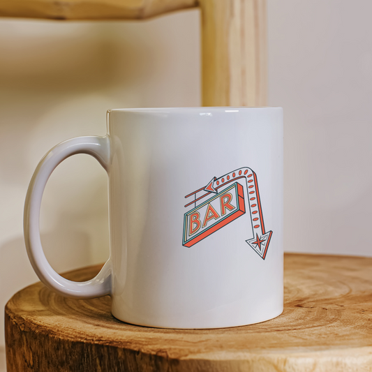 Mise en situation sur mug avec l'enseigne bar rétro néon, décor original.