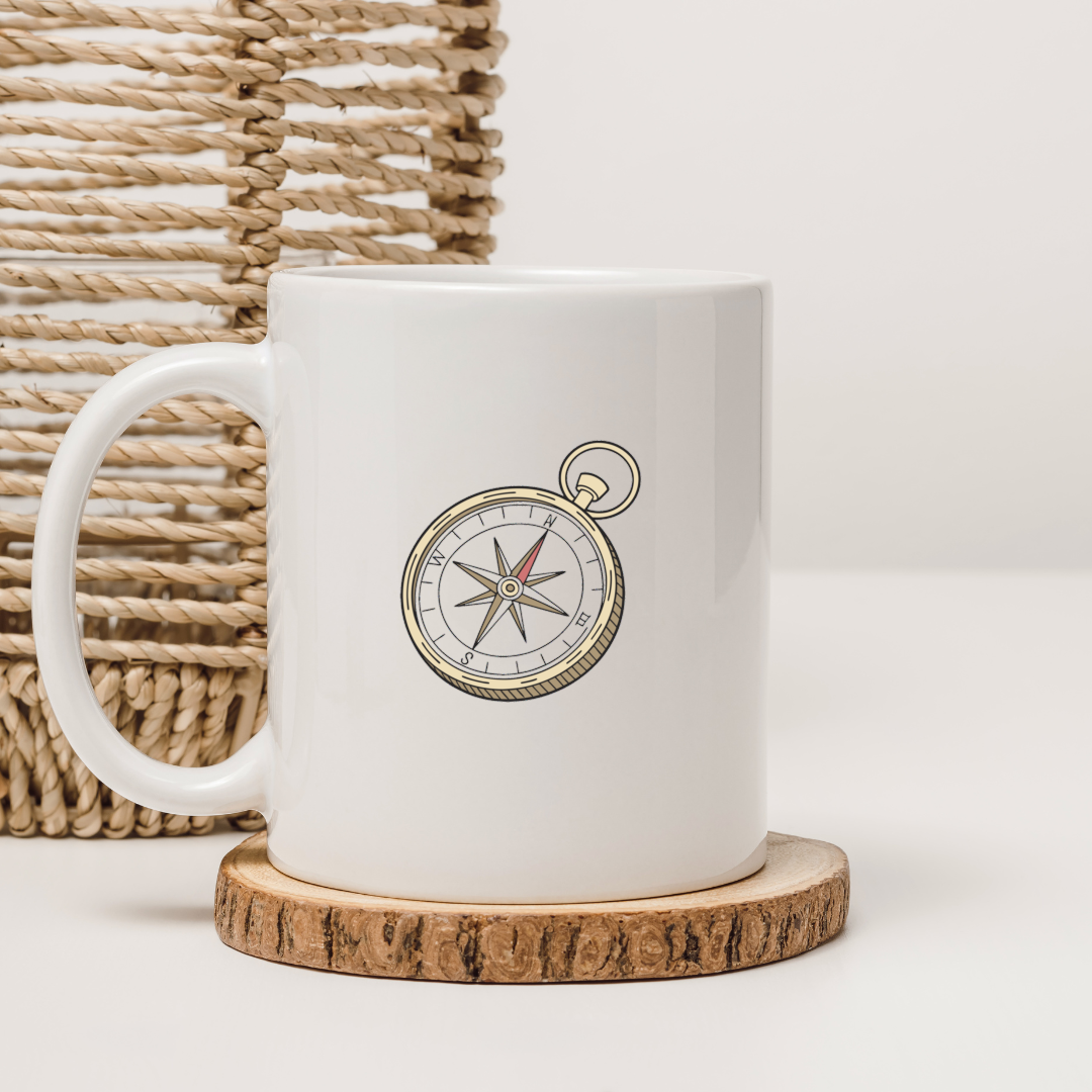 Mug orné d'une boussole vintage style doodle, ambiance découverte rétro charmante