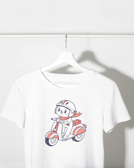 T-shirt avec motif moderne de chat sur moto, parfait pour une aventure amicale