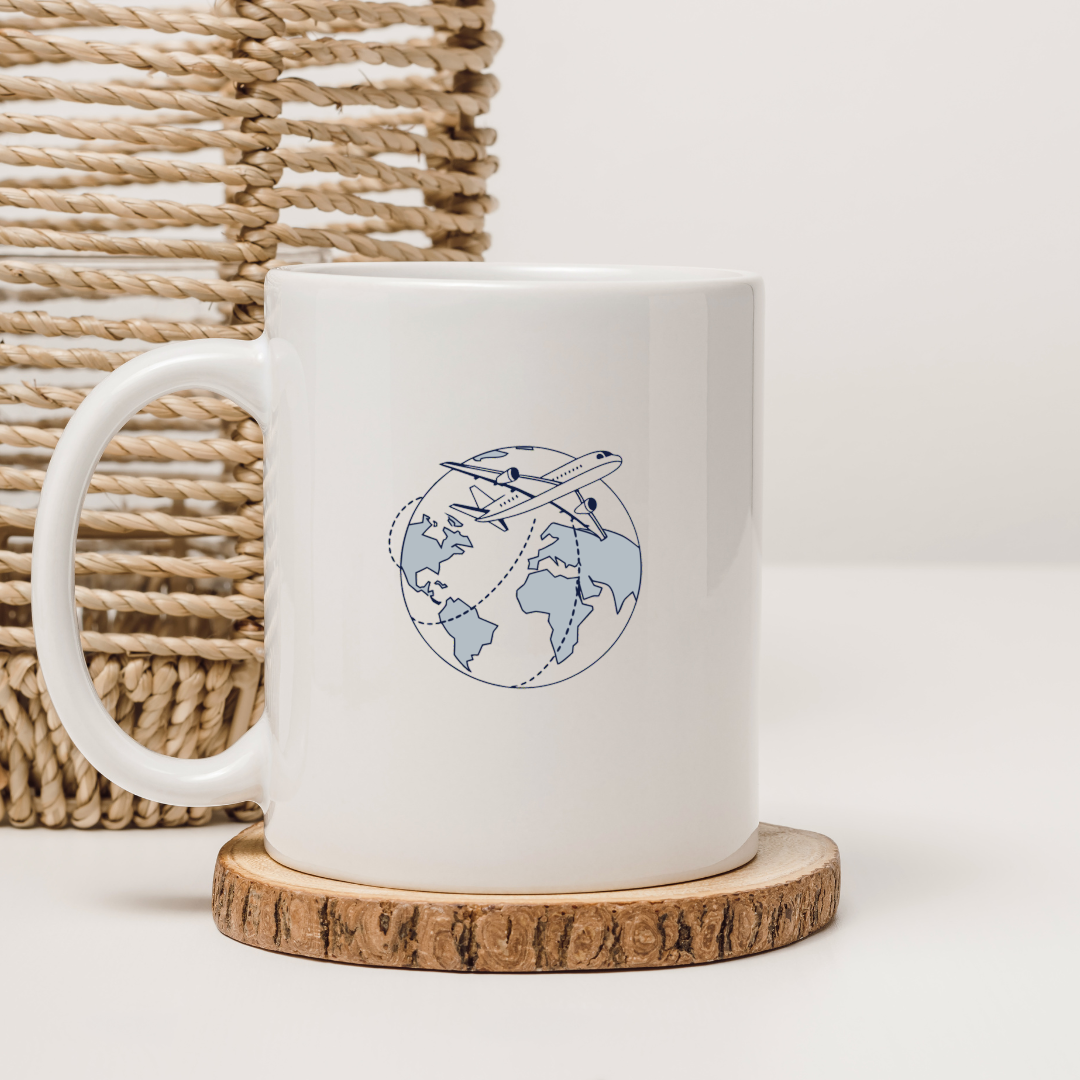 Mug avec avion minimaliste en style vectoriel évoquant le voyage aérien