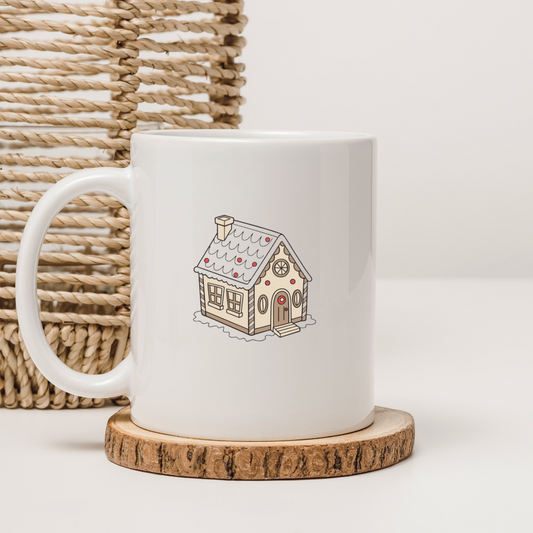 Mug festif avec maison en pain d'épices enneigée pour une ambiance de Noël