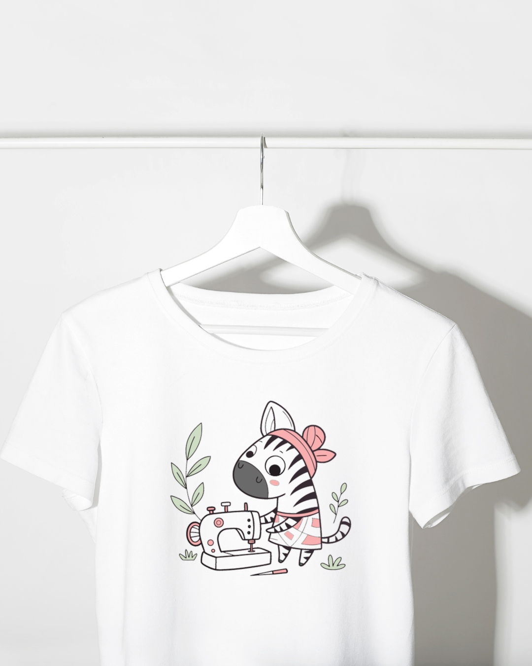 T-shirt montrant un zèbre stylisé joyeux, design épuré idéal pour ateliers créatifs
