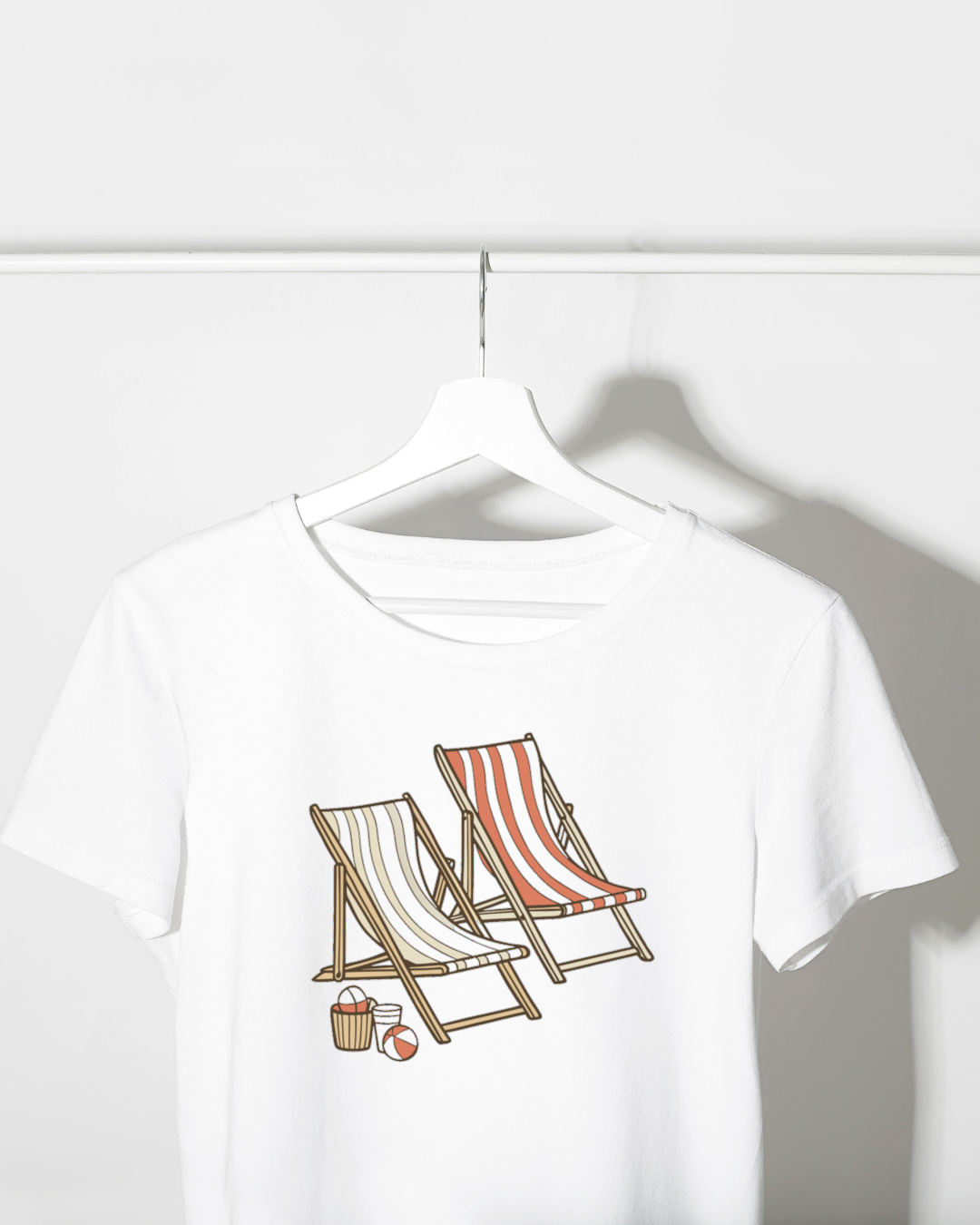 Débardeur estival présentant des transats aux tons pastels en détente sur fond clair