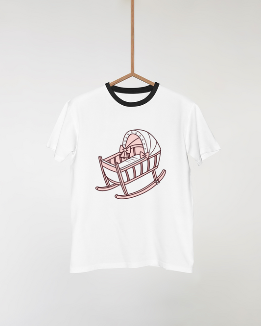 Visuel de berceau kawaii sur t-shirt, ambiance vintage et douce.