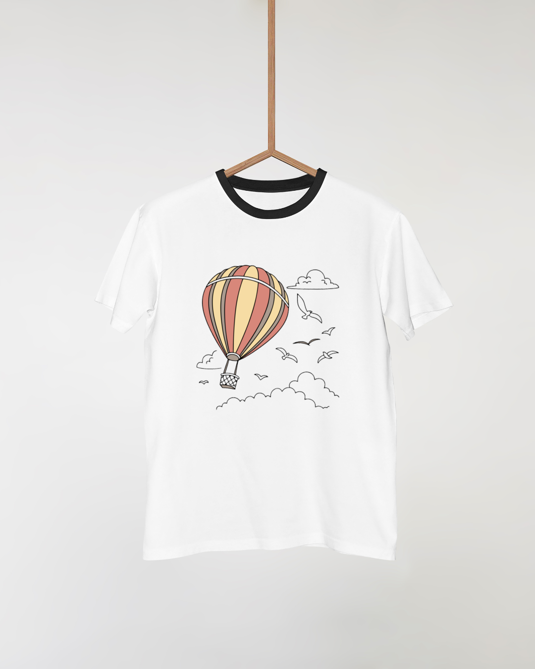 T-shirt stylisé avec montgolfière doodle, parfait pour les aventures aériennes