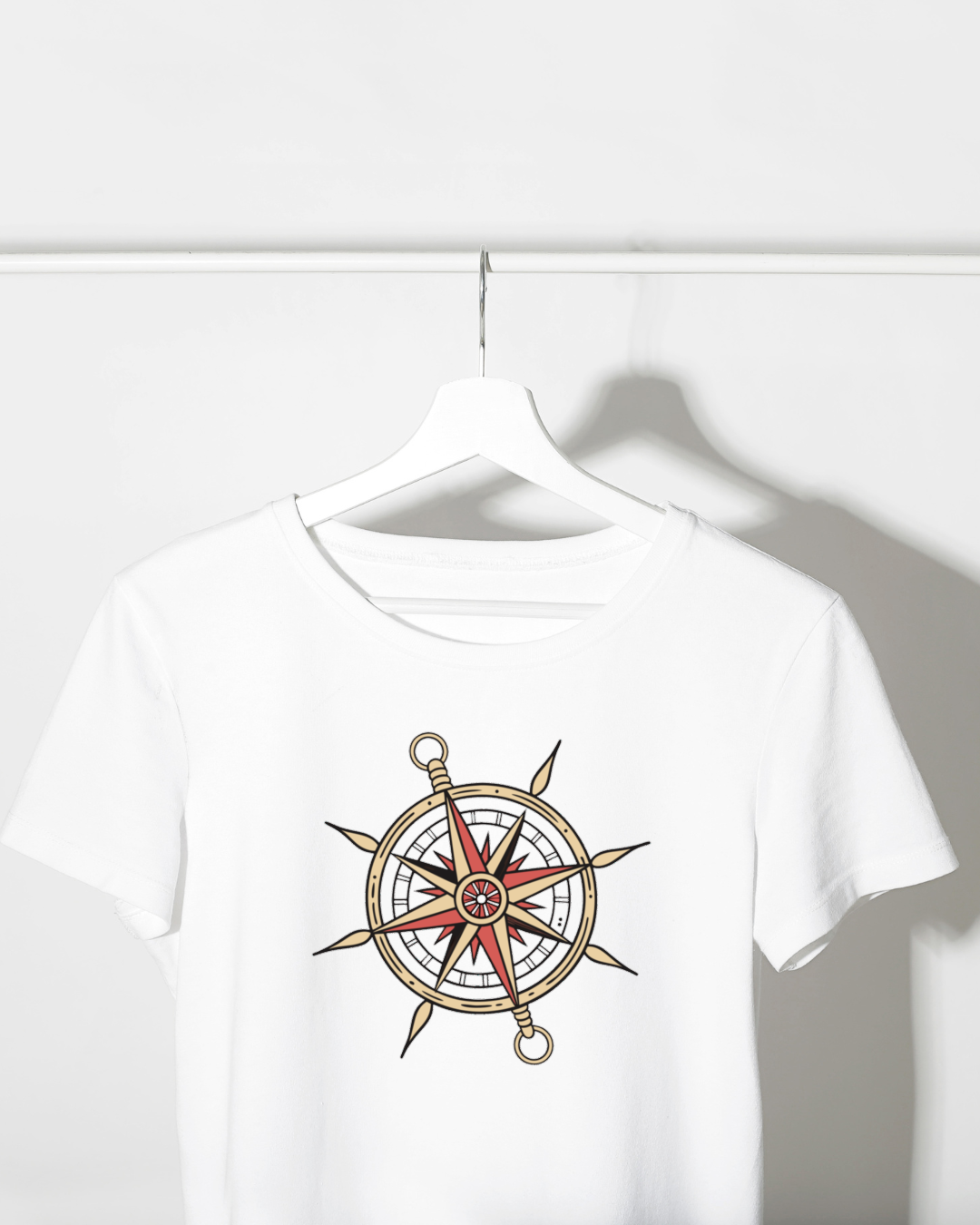 T-shirt affichant une boussole vintage pour une allure aventure nautique authentique