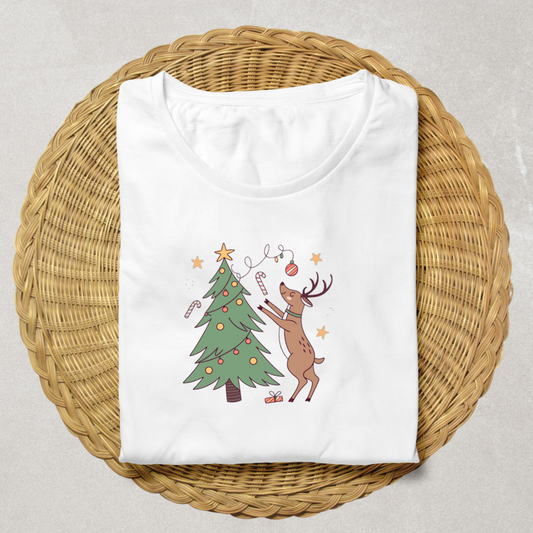 T-shirt festif avec renne joyeux et sapin dans un motif numérique de Noël