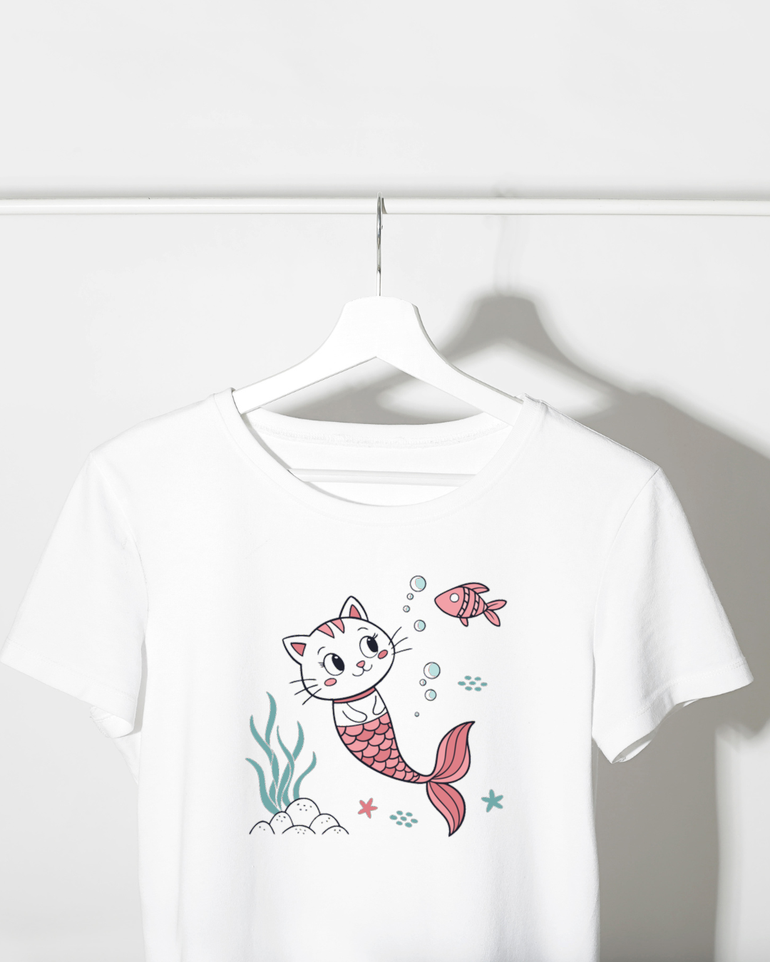 T-shirt kawaii avec chat sirène et poisson dans un océan magique