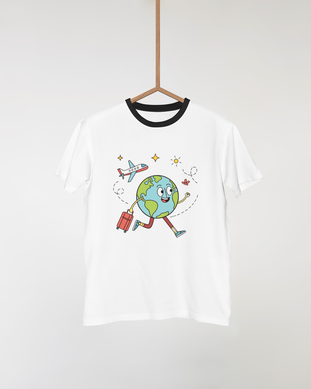 T-shirt aventure avec globe souriant dans un style moderne et épuré