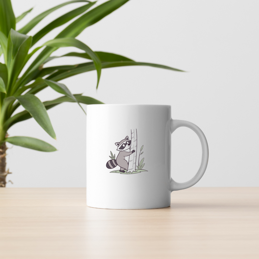 Mug avec raton curieux et décor enchanteur de forêt ludique