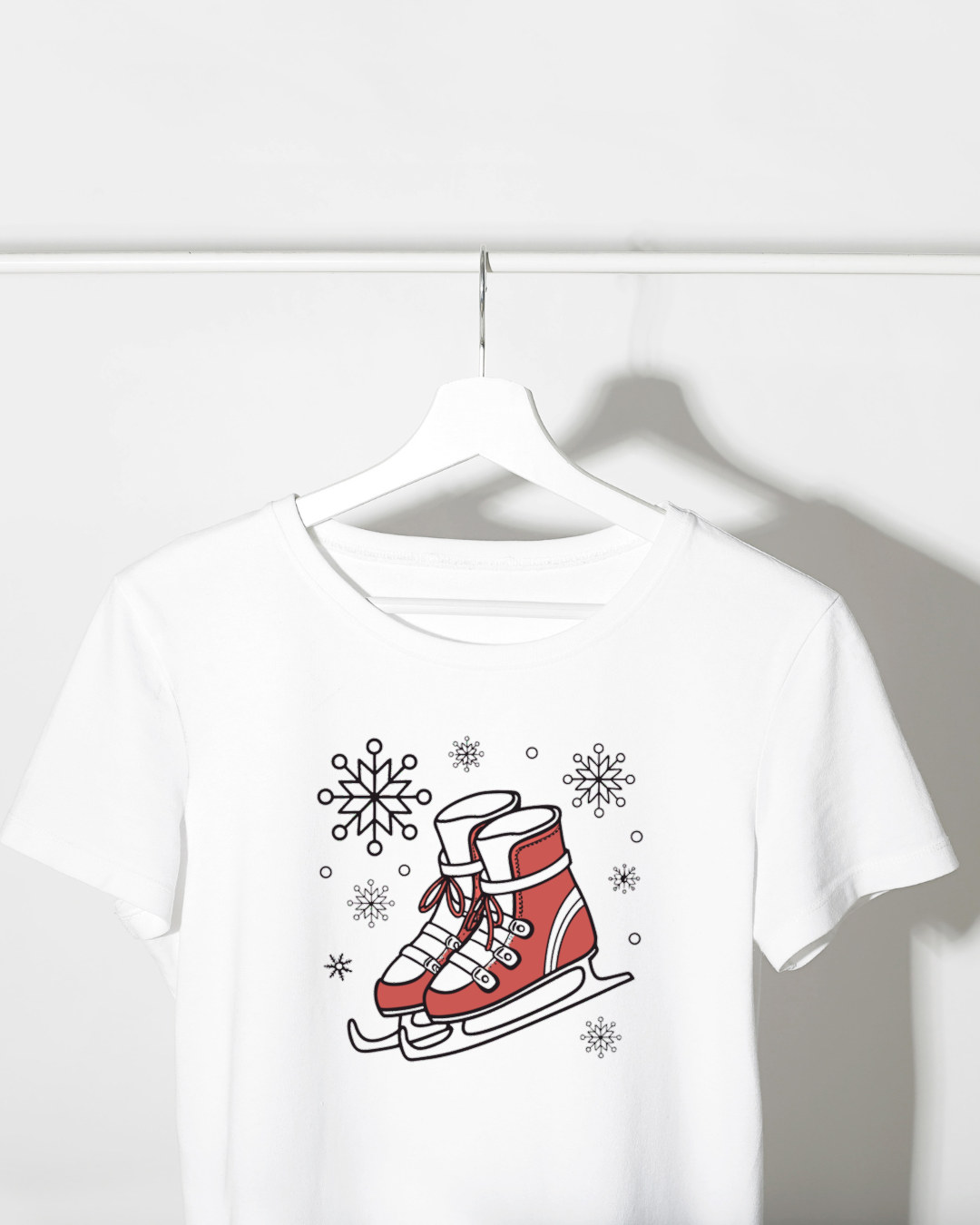 T-shirt blanc avec motif patins dansants minimaliste pour ambiance hivernale