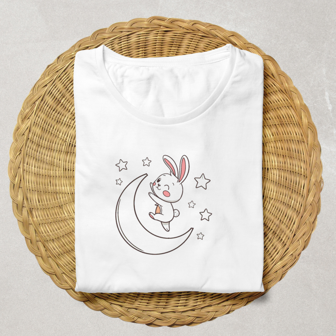 T-shirt avec lapin joyeux sur la lune dans un style rêverie étoilée