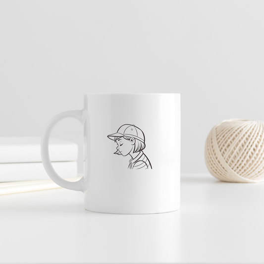 Mug détendu avec une fille sereine portant une casquette, style épuré